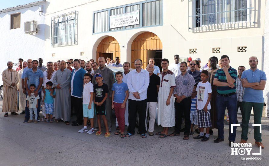  Miembros de la comunidad islámica de Lucena a las puertas de la mezquita, esta mañana 