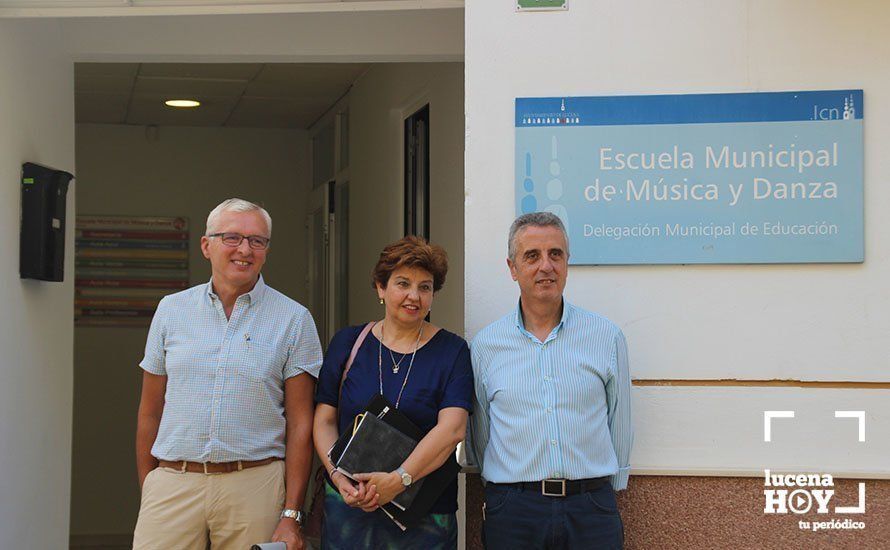  José Cantizani, Encarnación Camacho y Juan Pérez en su visita a la Escuela Municipal de Música y Danza. 