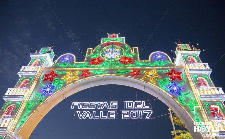 GALERÍA: ¿Nos vamos a la feria?. Un paseo nocturno y lleno de color por la Feria del Valle