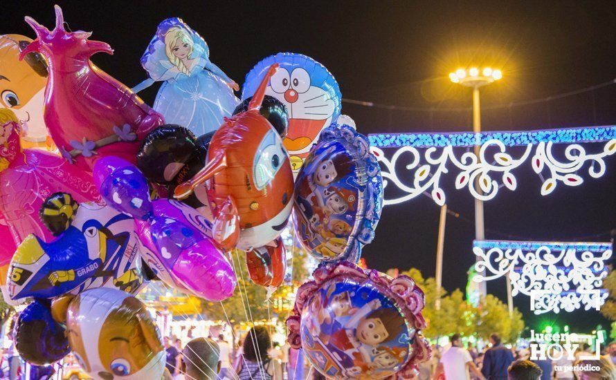 GALERÍA: ¿Nos vamos a la feria?. Un paseo nocturno y lleno de color por la Feria del Valle