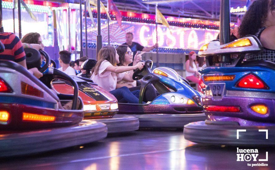 GALERÍA: ¿Nos vamos a la feria?. Un paseo nocturno y lleno de color por la Feria del Valle