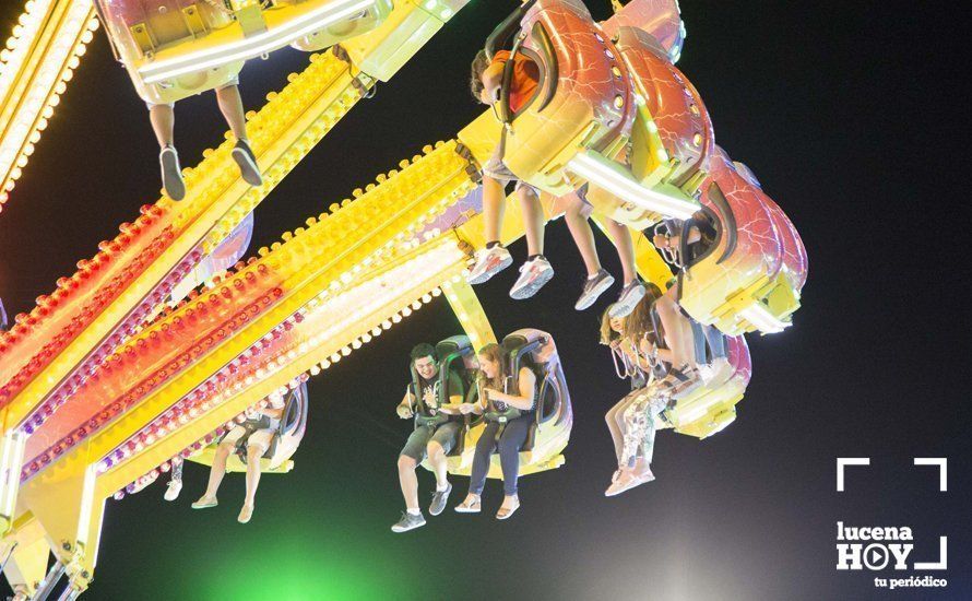 GALERÍA: ¿Nos vamos a la feria?. Un paseo nocturno y lleno de color por la Feria del Valle