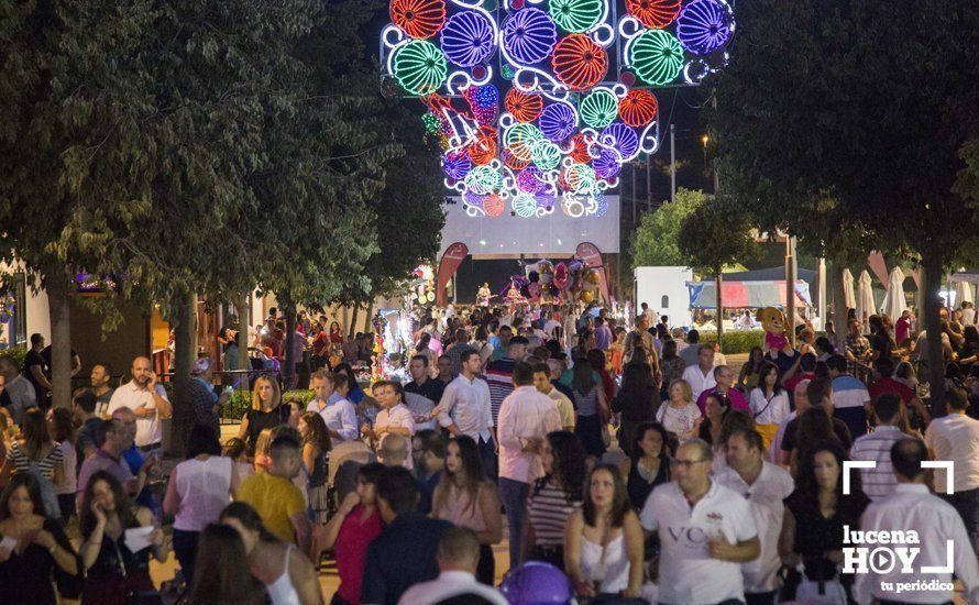 GALERÍA: ¿Nos vamos a la feria?. Un paseo nocturno y lleno de color por la Feria del Valle