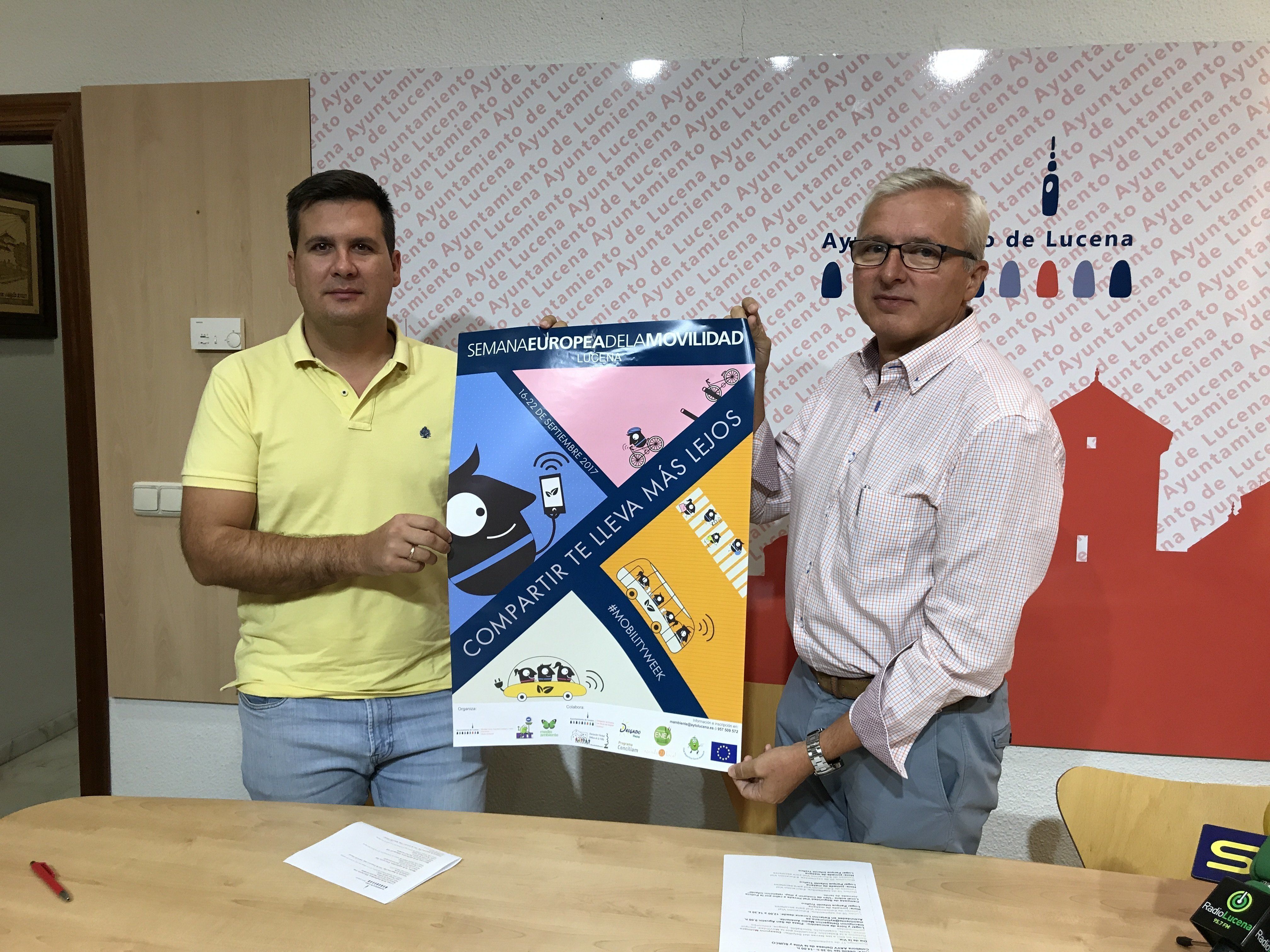  Fran Adame y José Cantizani muestran el cartel anunciador de esta Semana de la Movilidad 