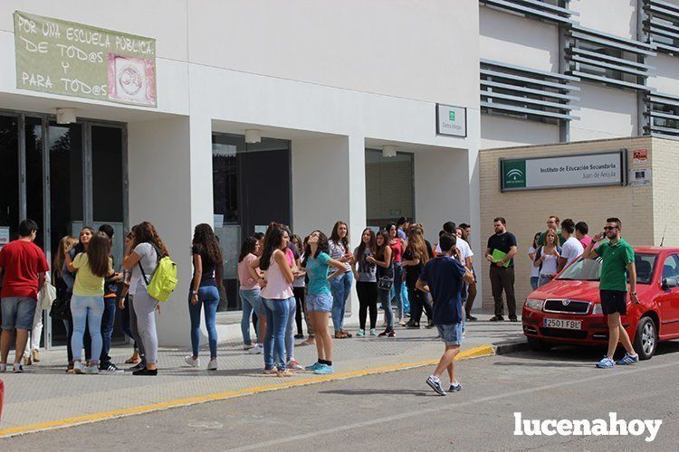  Alumnos a las puertas del IES Juan de Aréjula (archivo) 