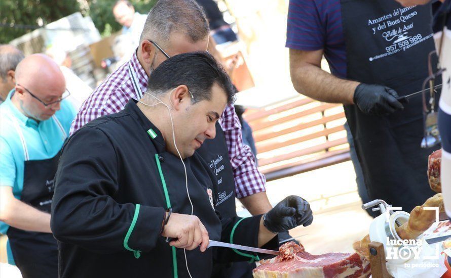 GALERÍA: ¡Al rico jamón... bien cortado!. Estuvimos en el II Taller de Corte de Jamón a beneficio de la Cofradía de la Virgen de Araceli