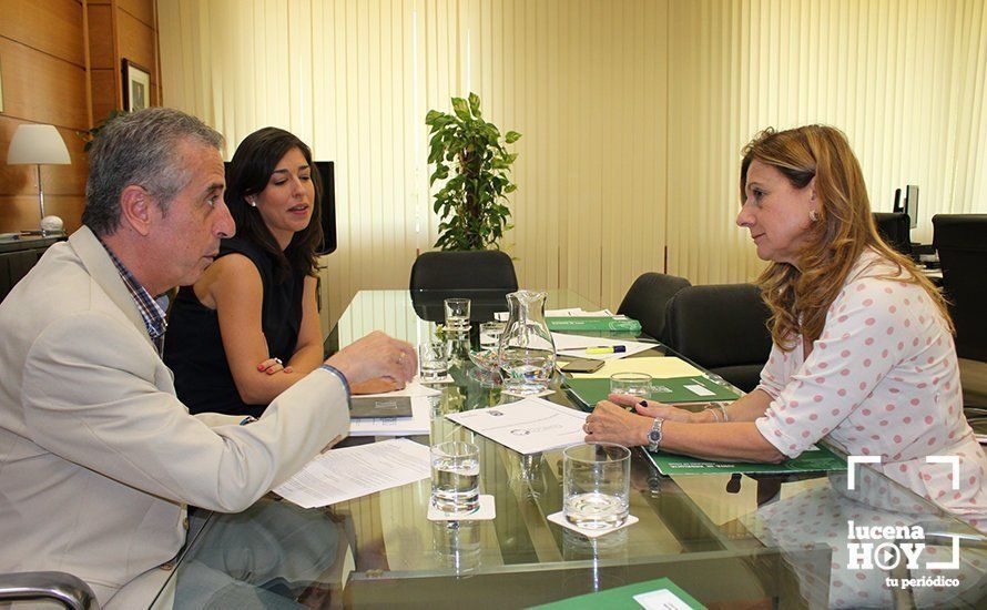  La consejera de Salud, Marina Álvarez, el alcalde de Lucena, Juan Pérez, y la concejal de Servicios Sociales y Salud, Teresa Alonso 