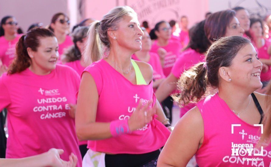 GALERÍA: Una marea rosa toma la calle contra el cáncer en la "Marcha Zumba Solidaria"