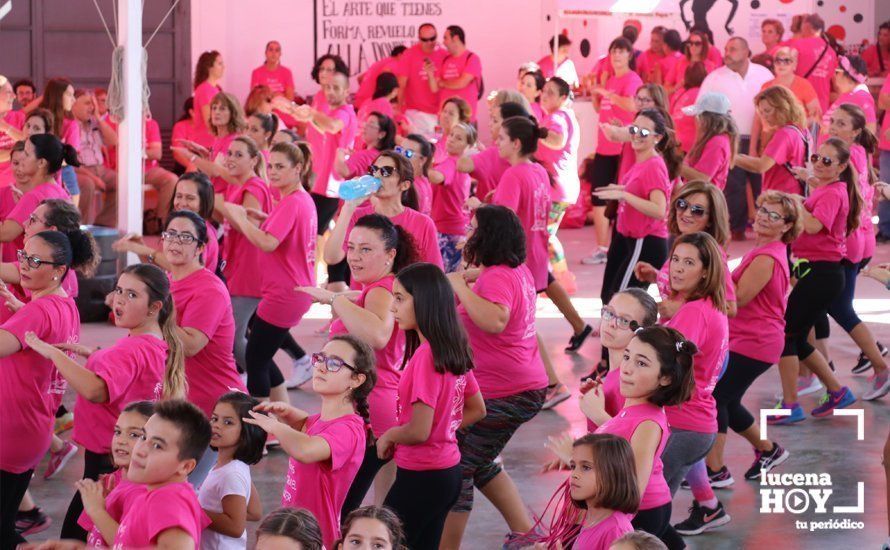 GALERÍA: Una marea rosa toma la calle contra el cáncer en la "Marcha Zumba Solidaria"