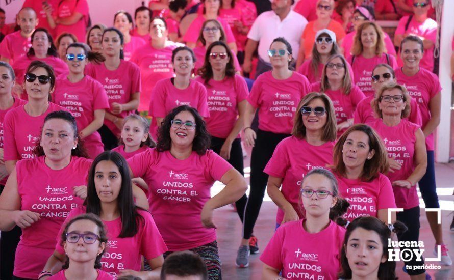 GALERÍA: Una marea rosa toma la calle contra el cáncer en la "Marcha Zumba Solidaria"
