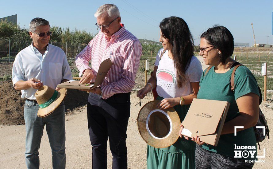  José Cantizani hace entrega de las llaves y de distintos útiles a los representantes de las asociaciones Mejorana y Enea 