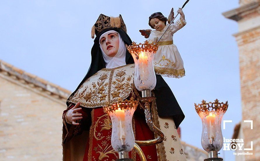 GALERÍA: Santa Teresa de Jesús recorre las calles de Lucena en solemne procesión