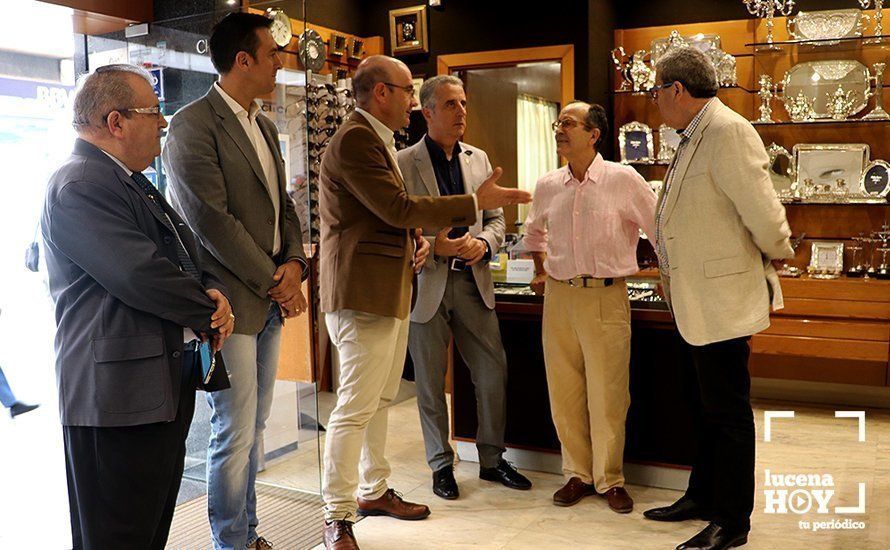  Un momento de la visita a algunos comercios del CCA Eliossana de Lucena 