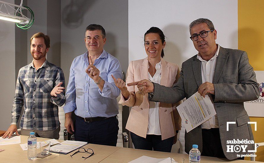  Los participantes en la rueda de prensa muestran las pequeñas abejas de "La Colmena" 