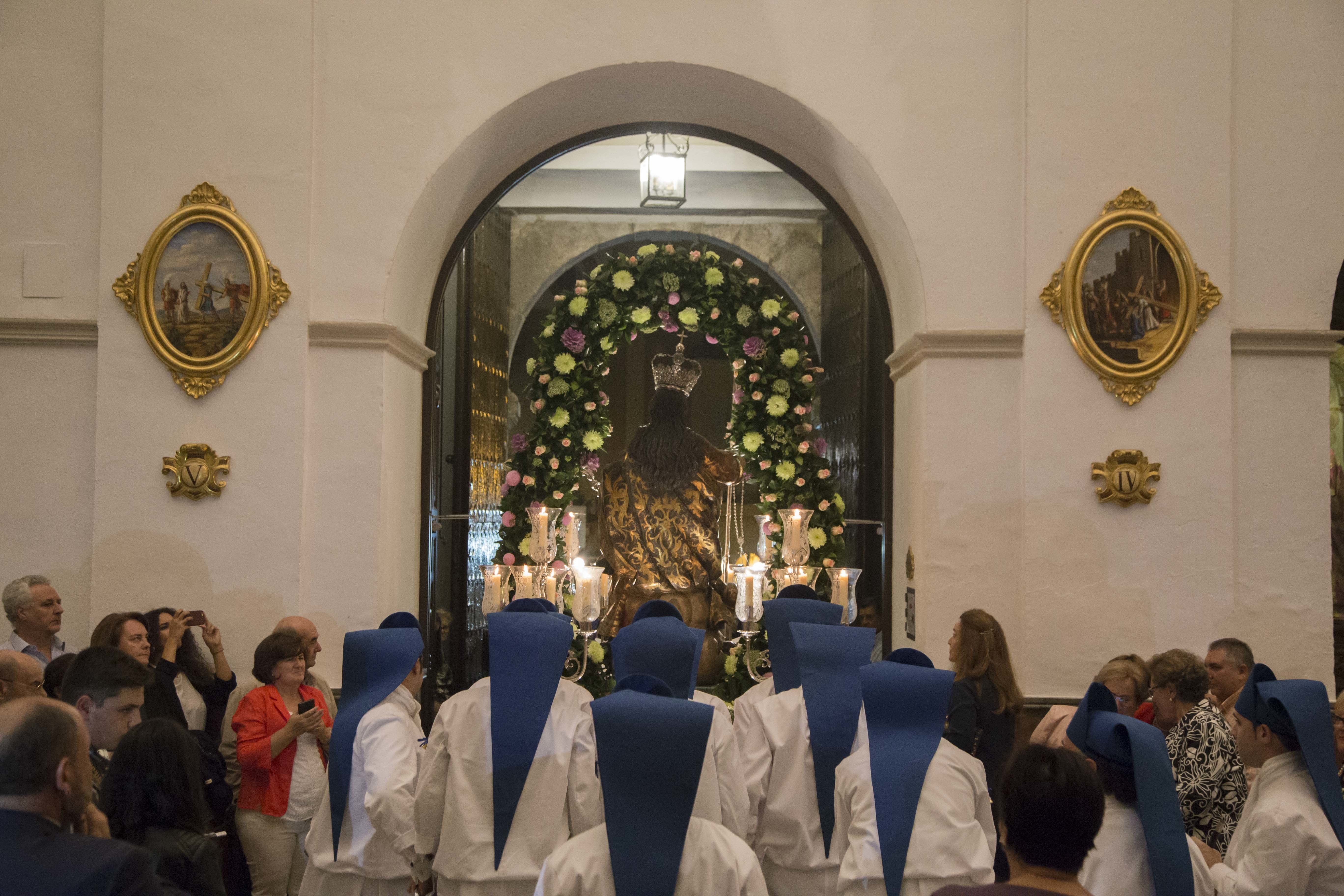 GALERÍA: La Misa Pontifical y el traslado procesional a su ermita cierra los actos conmemorativos del 300 Aniversario de la Cofradía de la Aurora