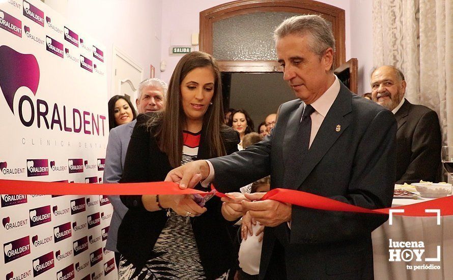  Ana Toledano Castillo y el alcalde, Juan Pérez, cortan la cita inaugural de la nueva clínica dental Oraldent 