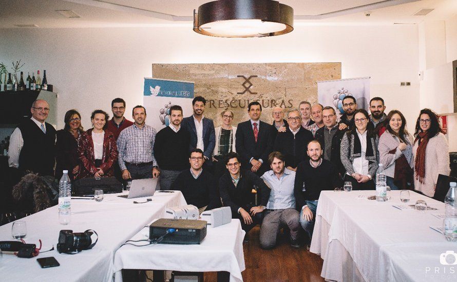  Pérez Fresquet junto a los miembros de Networking Lucena asistentes a la ponencia 