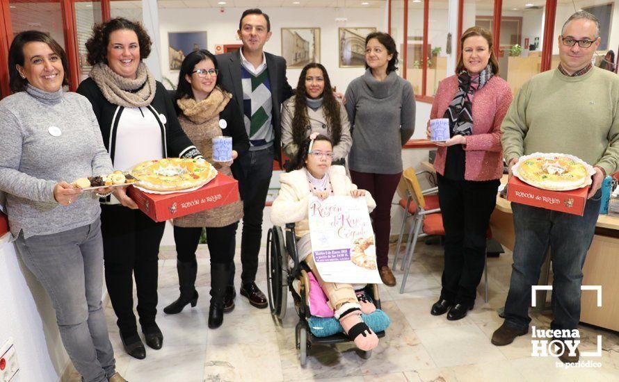  Manuel Lara y Agustín Graciano junto a Julie, su madre y componentes de la AMPA del Colegio Antonio Machado 