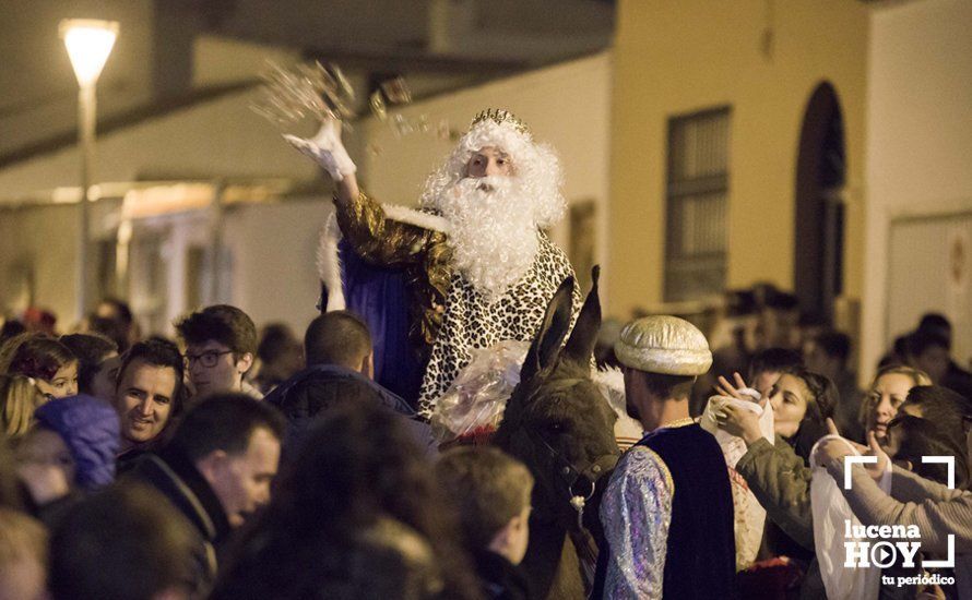 GALERÍA: Sus Majestades los Reyes Magos reparten regalos y caramelos en El Valle