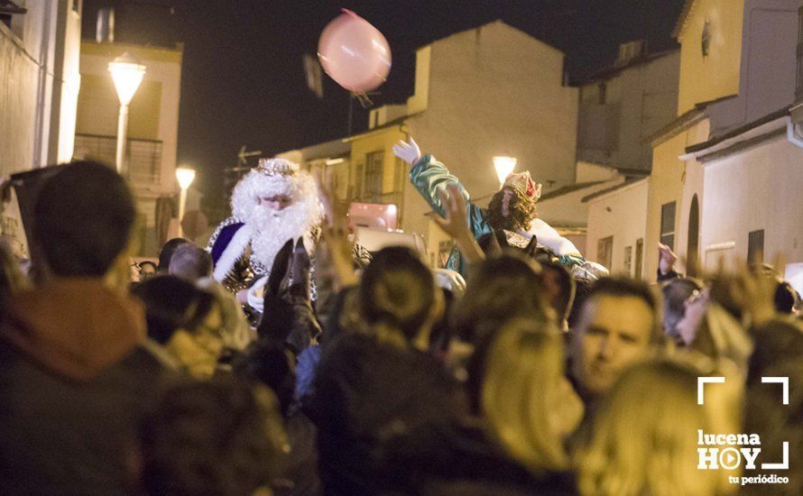 GALERÍA: Sus Majestades los Reyes Magos reparten regalos y caramelos en El Valle