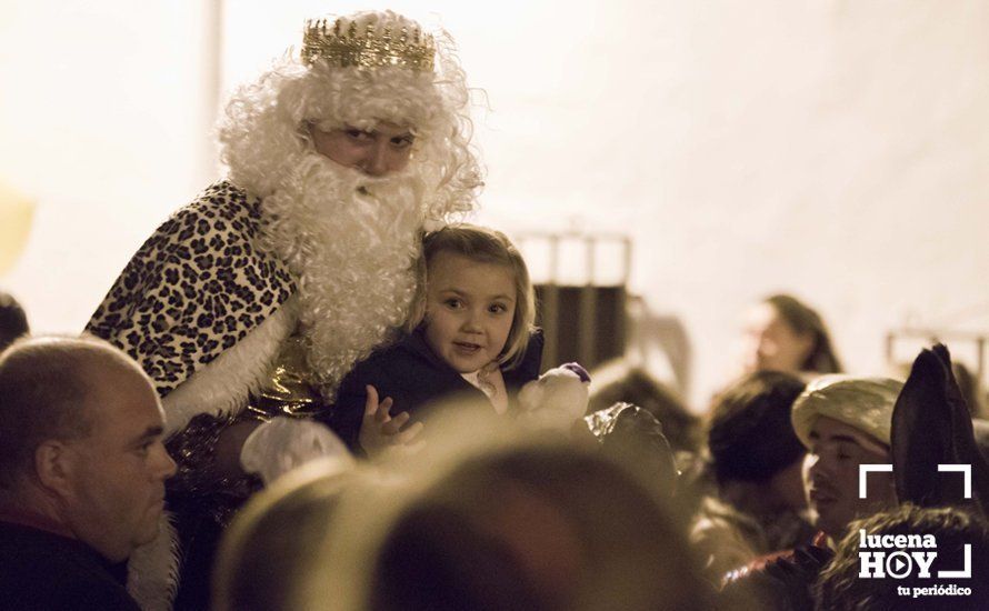 GALERÍA: Sus Majestades los Reyes Magos reparten regalos y caramelos en El Valle