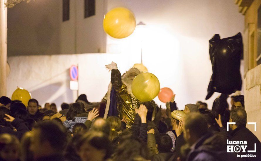 GALERÍA: Sus Majestades los Reyes Magos reparten regalos y caramelos en El Valle