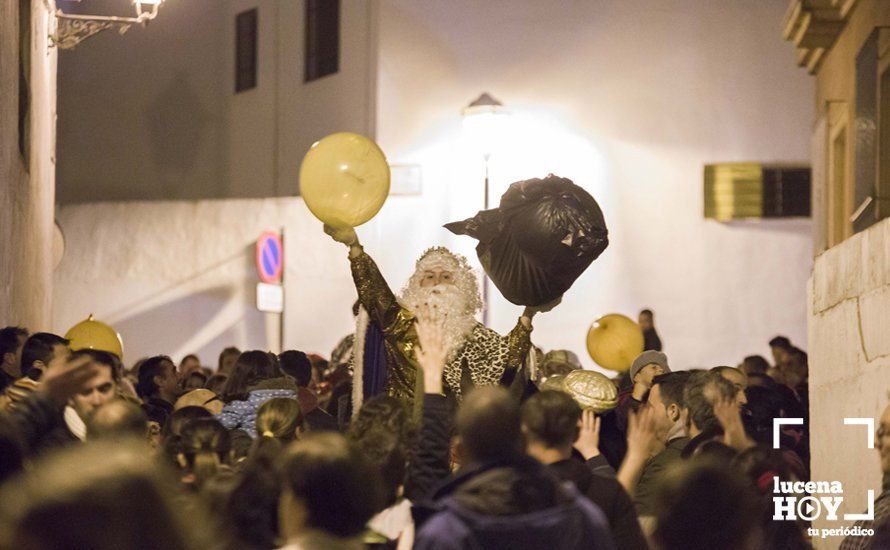 GALERÍA: Sus Majestades los Reyes Magos reparten regalos y caramelos en El Valle