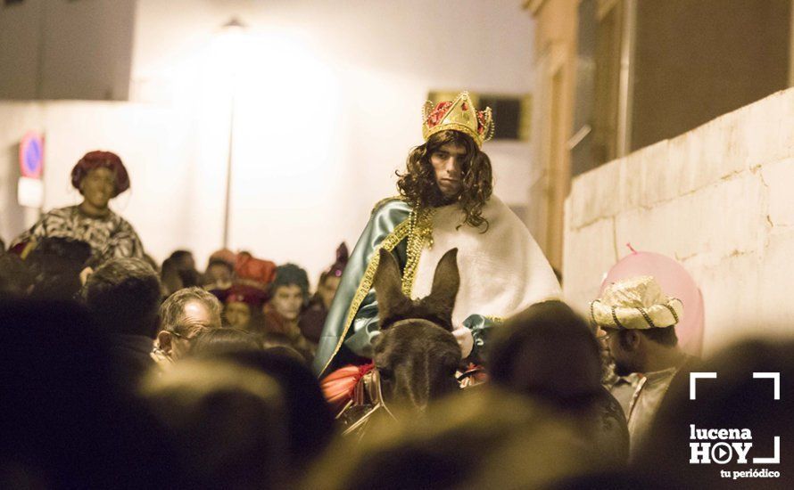 GALERÍA: Sus Majestades los Reyes Magos reparten regalos y caramelos en El Valle