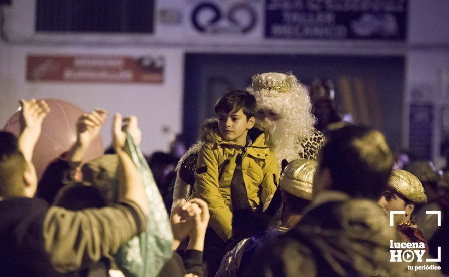 GALERÍA: Sus Majestades los Reyes Magos reparten regalos y caramelos en El Valle