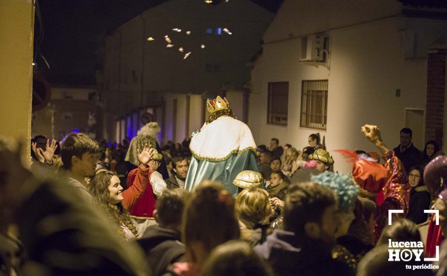 GALERÍA: Sus Majestades los Reyes Magos reparten regalos y caramelos en El Valle