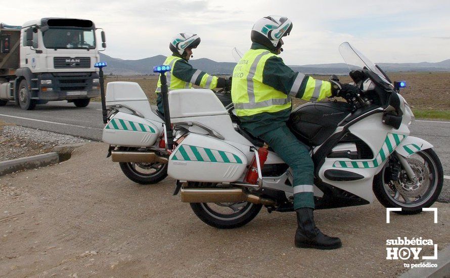 Dos agentes del destacamento de tráfico de la Guardia Civil. Archivo