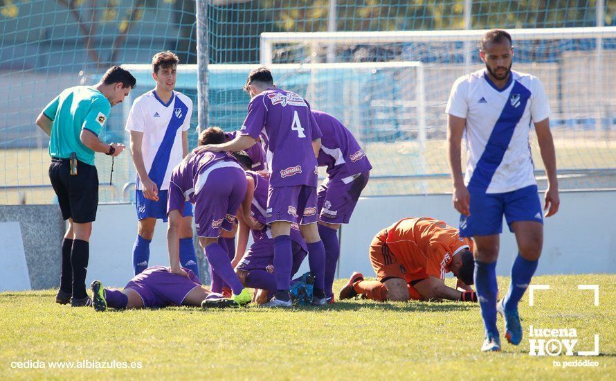  Un lance del partido entre Atco. Onubense y Ciudad de Lucena. FOTOS: Cedidas por www.albiazules.es 