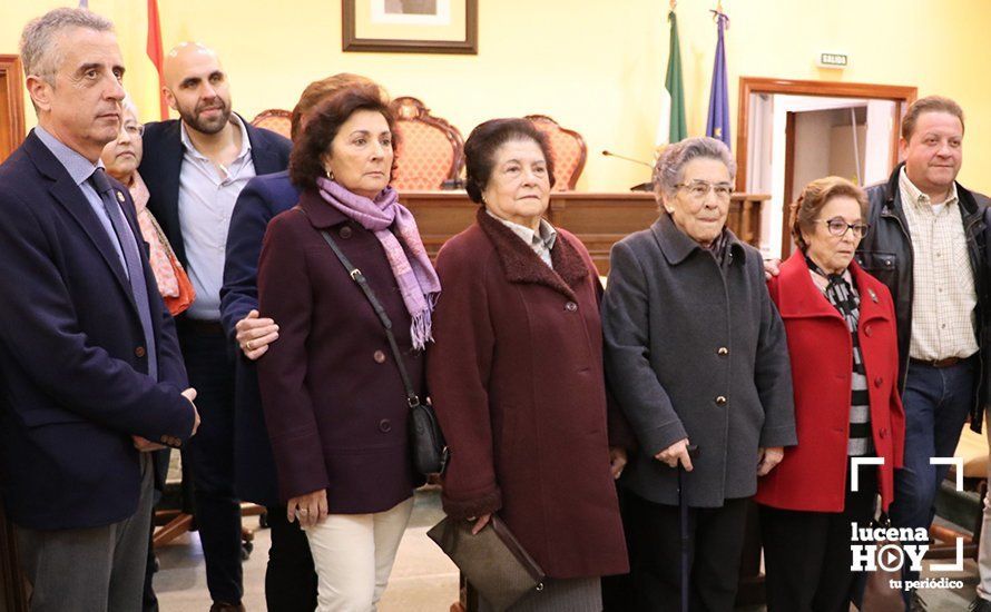  Algunos de los familiares de las víctimas de la represión en Lucena junto a autoridades locales 