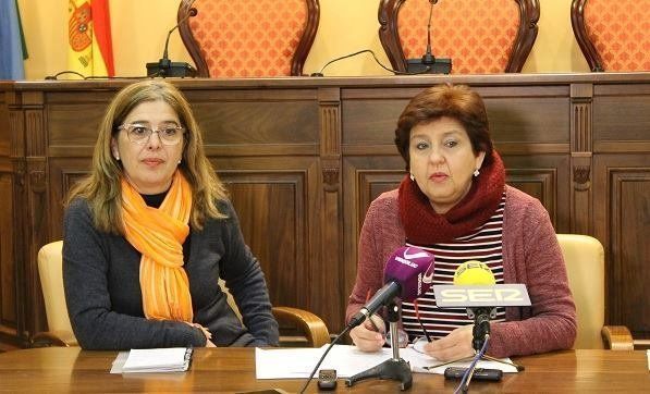  La profesora Carmen Cardo y la edil de Educación, Encarnación Camacho 