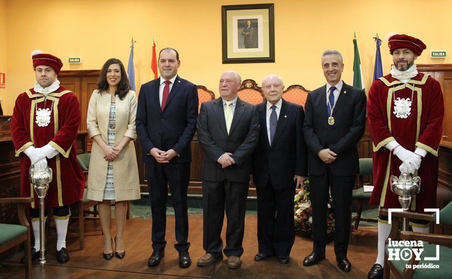  Los nuevos cronistas oficiales de la ciudad junto al alcalde y la edil de Protocolo. 