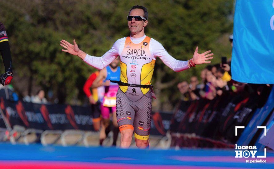  Cristobal García llegando a la meta del Duatlón de Sevilla ayer 