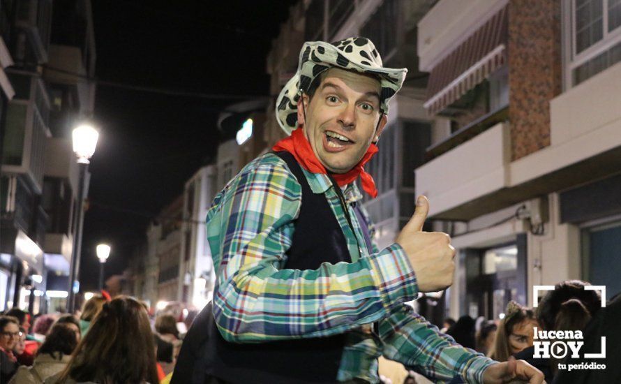 GALERÍA: Cientos de personas llenan de color y alegría el centro de la ciudad con el Pasacalles del Carnaval