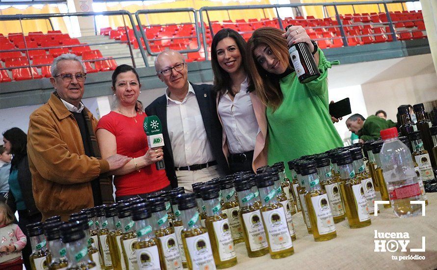  La reportera Carmen Ramos junto a los ediles Teresa Alonso, Lucas Gómez y Araceli Moreno y el presidente de la DO Aceites de Lucena, Antonio Cañete. 