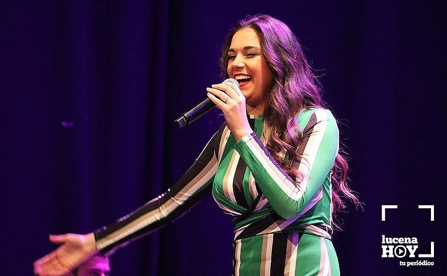 GALERÍA: La cantante jerezana "Marina" conquista al público en un abarrotado Palacio Erisana en su concierto del Día de Andalucía