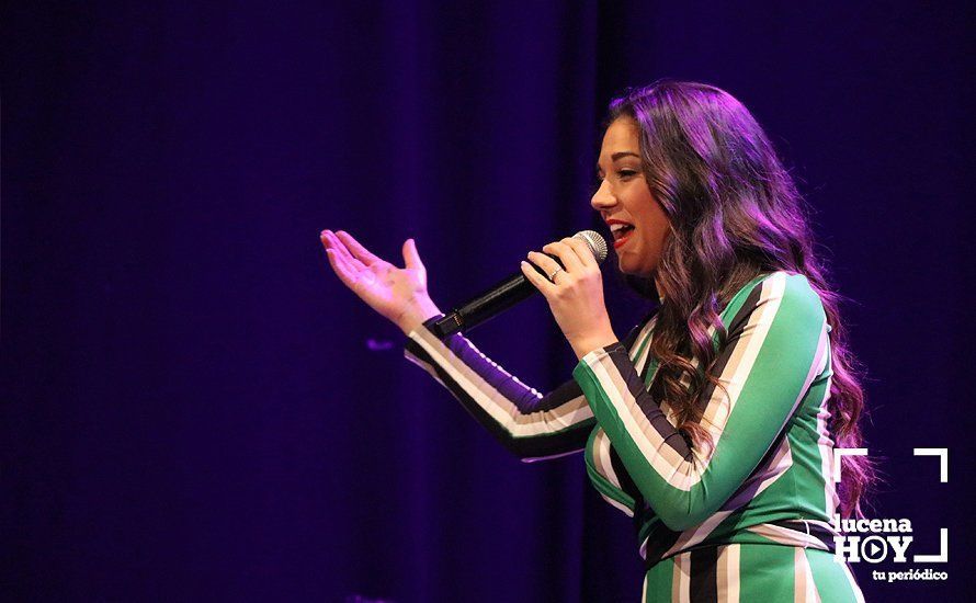 GALERÍA: La cantante jerezana "Marina" conquista al público en un abarrotado Palacio Erisana en su concierto del Día de Andalucía