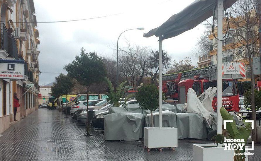  Dos vehículos de bomberos han acudido al lugar de los hechos, junto a efectivos de la policía local, nacional y una ambulancia del 061 