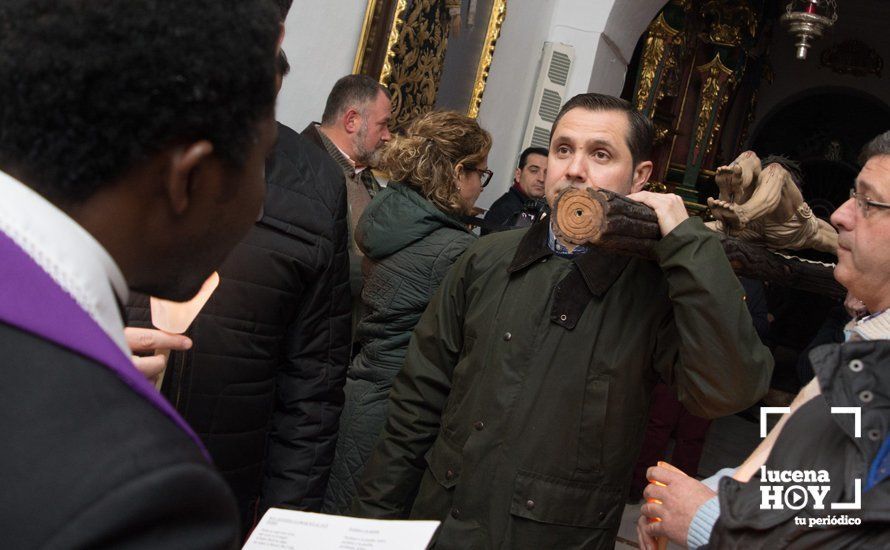 GALERÍA: El recogimiento preside el solemne Vía Crucis del Cristo del Perdón en el Santuario de Aras