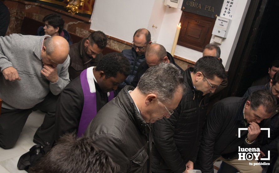 GALERÍA: El recogimiento preside el solemne Vía Crucis del Cristo del Perdón en el Santuario de Aras