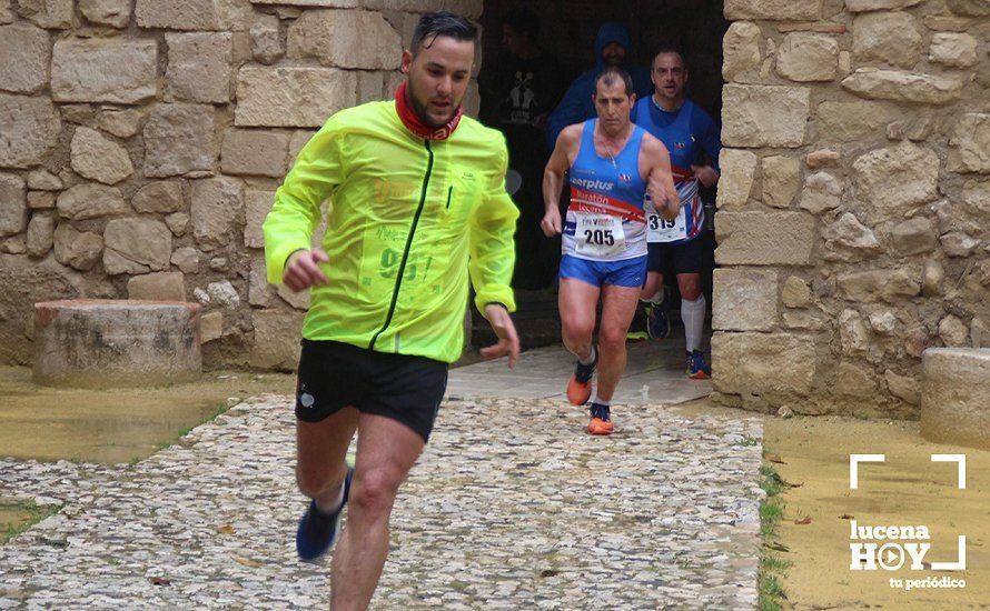 GALERÍA: Mounir Elouardi y Nazha Machrouh repiten reinado bajo el diluvio en la Media Maraton de Lucena