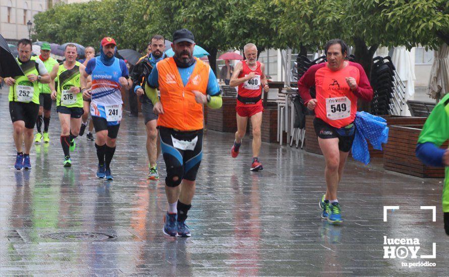 GALERÍA: Mounir Elouardi y Nazha Machrouh repiten reinado bajo el diluvio en la Media Maraton de Lucena