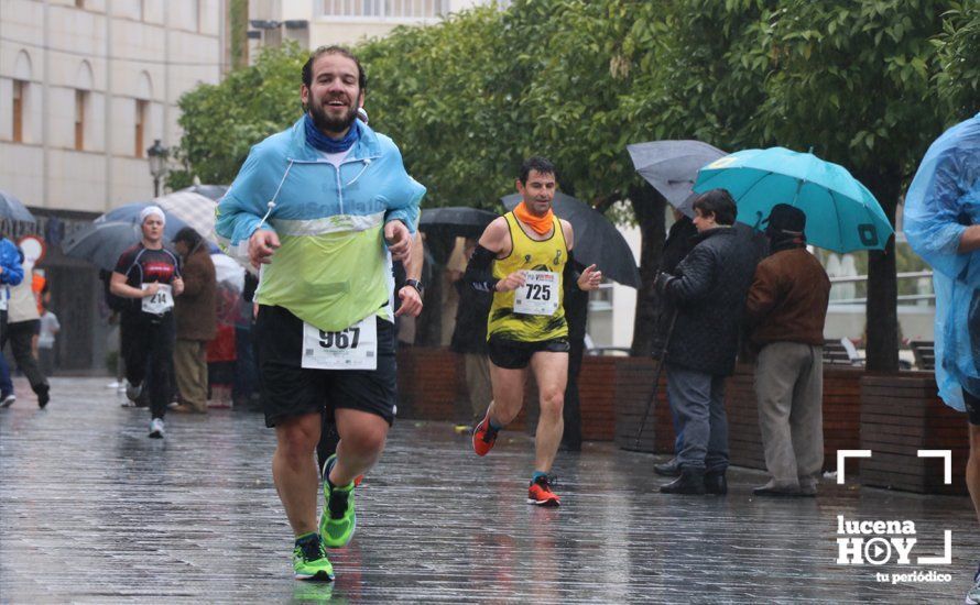 GALERÍA: Mounir Elouardi y Nazha Machrouh repiten reinado bajo el diluvio en la Media Maraton de Lucena