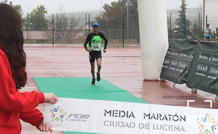 GALERÍA: Mounir Elouardi y Nazha Machrouh repiten reinado bajo el diluvio en la Media Maraton de Lucena