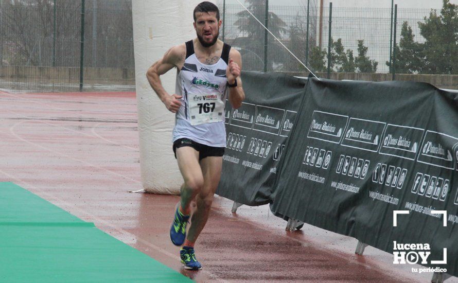 GALERÍA: Mounir Elouardi y Nazha Machrouh repiten reinado bajo el diluvio en la Media Maraton de Lucena