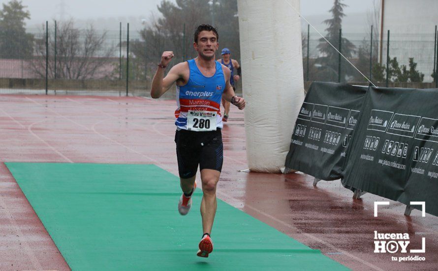 GALERÍA: Mounir Elouardi y Nazha Machrouh repiten reinado bajo el diluvio en la Media Maraton de Lucena