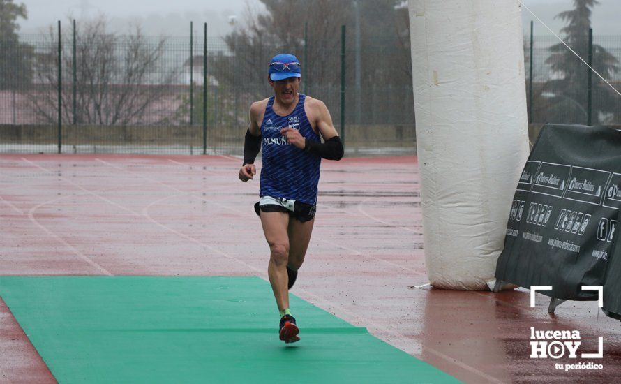 GALERÍA: Mounir Elouardi y Nazha Machrouh repiten reinado bajo el diluvio en la Media Maraton de Lucena